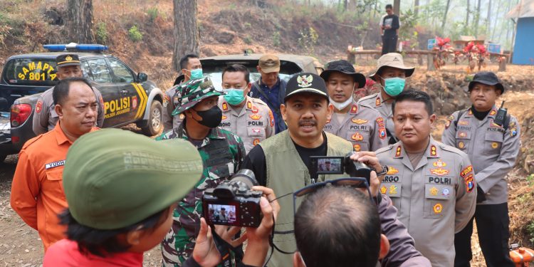 Kapolres Bersama Forkopimda Ngawi Turut Padamkan Kebakaran di Lereng Gunung Lawu