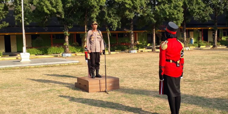 Jadi Inspektur Upacara di SMAN 1 Weleri, Wakapolres Kendal Himbau “Stop Bullying”