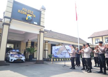Sambut HUT Humas Polri Ke 72, Polres Kediri Kota Droping Air Bersih Pada Warga
