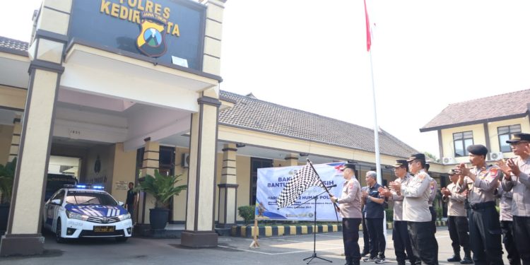 Sambut HUT Humas Polri Ke 72, Polres Kediri Kota Droping Air Bersih Pada Warga