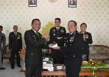 *Sambangi Kodim 0806, Kapolres Trenggalek Beri Kejutan HUT ke-78 TNI*