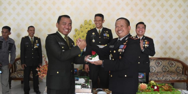 *Sambangi Kodim 0806, Kapolres Trenggalek Beri Kejutan HUT ke-78 TNI*