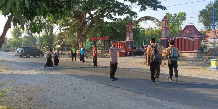 Polisi Berikan Layanan kepada Masyarakat Ngawi di Pagi Hari