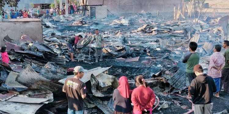 Sijago Merah Mengamuk 6 Rumah Panggung Di Desa Bungung Loe Rata Dengan Tanah