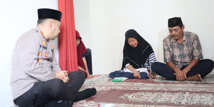 Takziah ke Rumah Duka, Kapolres Kediri Kota Berkomitmen Ungkap Kasus Pengroyokan