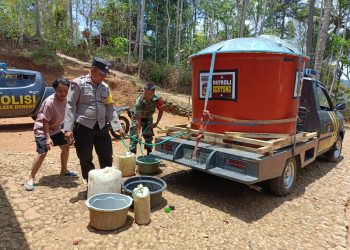 *Polisi Trenggalek Sulap mobil patroli jadi Gentong bagikan Air Bersih ke warga *