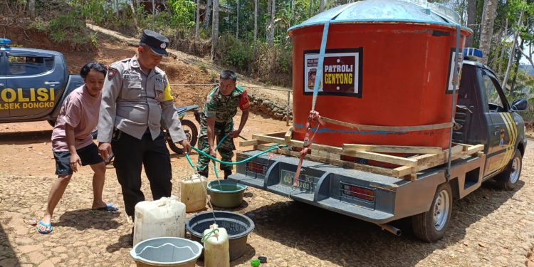 *Polisi Trenggalek Sulap mobil patroli jadi Gentong bagikan Air Bersih ke warga *