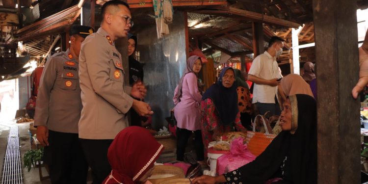 Bersama Satgas Pangan Kapolres Ponorogo Cek Pasar Jambon Pantau Harga dan Stok Bahan Pokok
