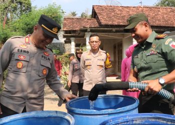 Polres Ponorogo Bersama Bhayangkari Kembali Droping Air Bersih Untuk Warga Terdampak Kemarau Panjang