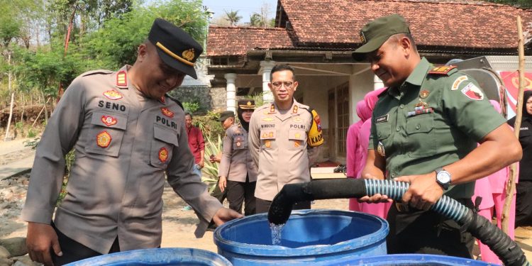 Polres Ponorogo Bersama Bhayangkari Kembali Droping Air Bersih Untuk Warga Terdampak Kemarau Panjang
