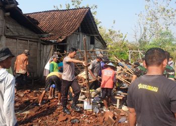 Di Ngawi, Sinergitas TNI Polri Bantu Rumah Warga yang Roboh diterjang Angin Kencang.