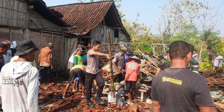 Di Ngawi, Sinergitas TNI Polri Bantu Rumah Warga yang Roboh diterjang Angin Kencang.