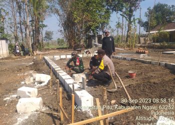 Polisi Ngawi Dampingi ICN Peduli Lakukan Bedah Rumah di Pitu