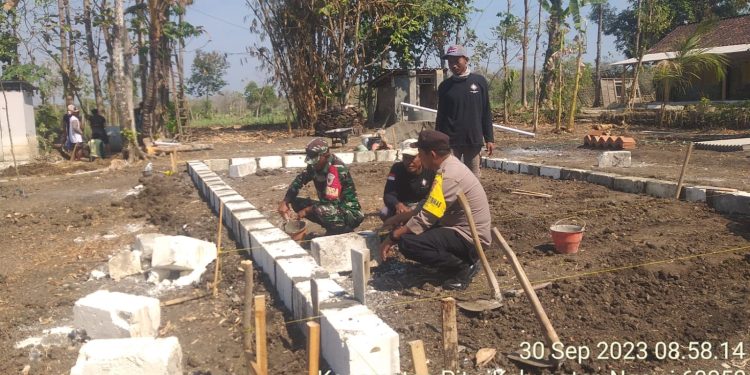 Polisi Ngawi Dampingi ICN Peduli Lakukan Bedah Rumah di Pitu