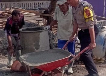 Kabid Humas Polda Jabar : Polisi Gotong royong bangun Kantor Desa bersana Warga