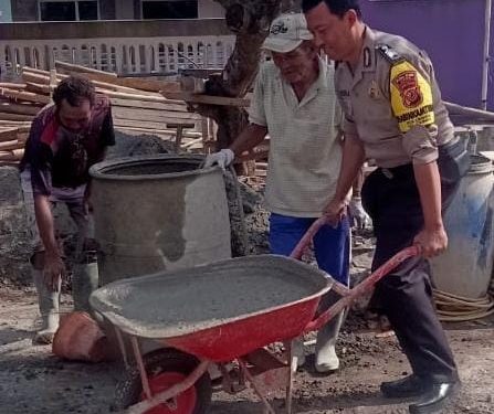 Kabid Humas Polda Jabar : Polisi Gotong royong bangun Kantor Desa bersana Warga