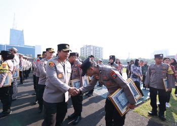 Kapolda Jatim Beri Penghargaan Untuk 216 Personel Polri dan PNS Polda Jatim