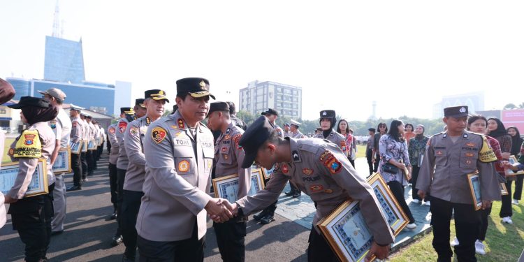 Kapolda Jatim Beri Penghargaan Untuk 216 Personel Polri dan PNS Polda Jatim