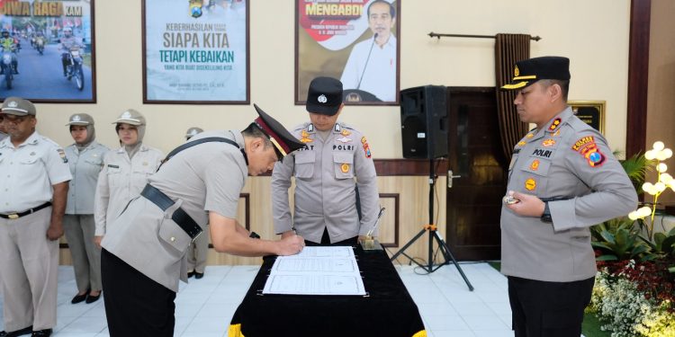 Kapolres Blitar Kota Pimpin Sertijab Kasat dan Kenaikan Pangkat