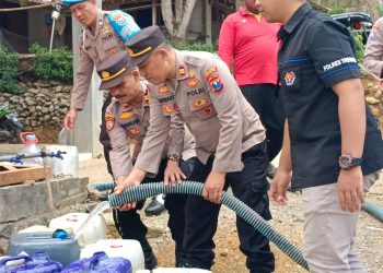 Krisis Air Bersih Meluas, Polres Trenggalek Kirimkam 18 Ribu Liter Air Bersih