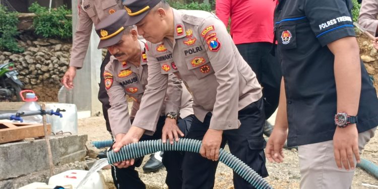 Krisis Air Bersih Meluas, Polres Trenggalek Kirimkam 18 Ribu Liter Air Bersih