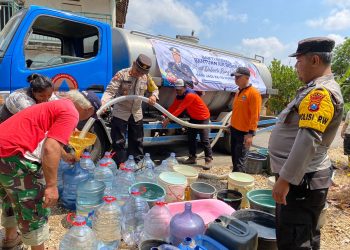 Polres Blitar Salurkan Air Bersih Dalam Rangka HUT Humas Polri ke-72