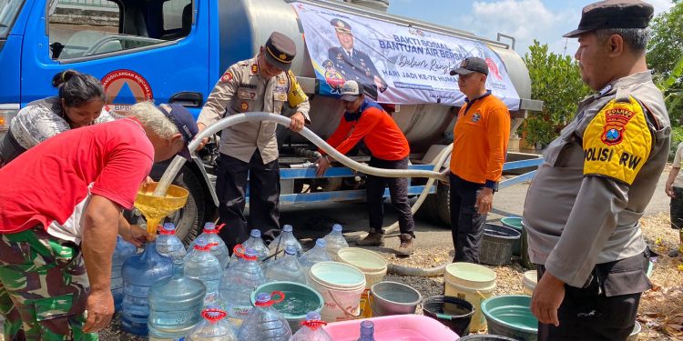 Polres Blitar Salurkan Air Bersih Dalam Rangka HUT Humas Polri ke-72
