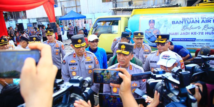 Hari Jadi Ke-72 Humas Polri Dirayakan Dengan Berbagi Air Bersih