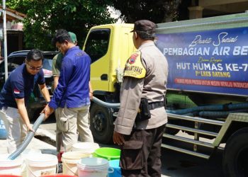 Kepedulian Polres Batang: Pembagian 3.000 Liter Air Bersih ke Warga