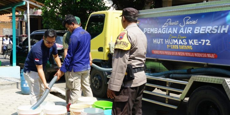 Kepedulian Polres Batang: Pembagian 3.000 Liter Air Bersih ke Warga