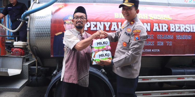 HUT Humas Polri Ke 72,Polres Blitar Kota Gelar Baksos Air Bersih di Ngegong Sananwetan