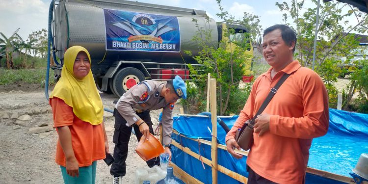 Alumni 98 SMP N 1 Sine Ngawi, Sumbang Air Bersih untuk Warga Terdampak Kekeringan di Pitu