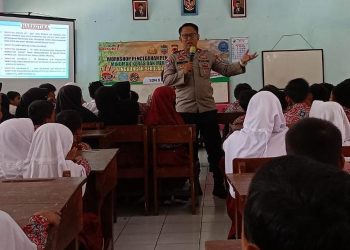 Kabid Humas Polda Jabar : Polisi  Datang Ke Sekolah Binluh ke Siswa Stop Perundungan dan Narkoba di SDN 5 Buniseuri