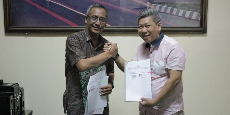 Adm KPH Saradan dan GM PG Rejo Agung Baru Tanda Tangani PKS Pembelian Tebu