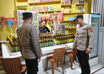 Kabid Humas Polda Jabar : Tekan Peredaran Miras, Bhabinkamtibmas Sambangi Toko Jamu