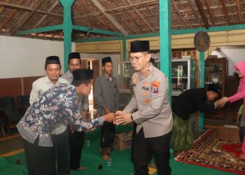 Pengasuh Ponpes Ainun Ulum Apresiasi Kepedulian Polres Ponorogo Kepada Para Santri dan Warga Pulung