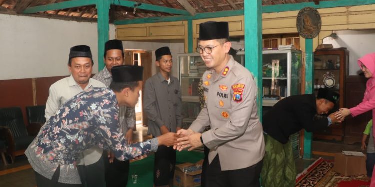 Pengasuh Ponpes Ainun Ulum Apresiasi Kepedulian Polres Ponorogo Kepada Para Santri dan Warga Pulung