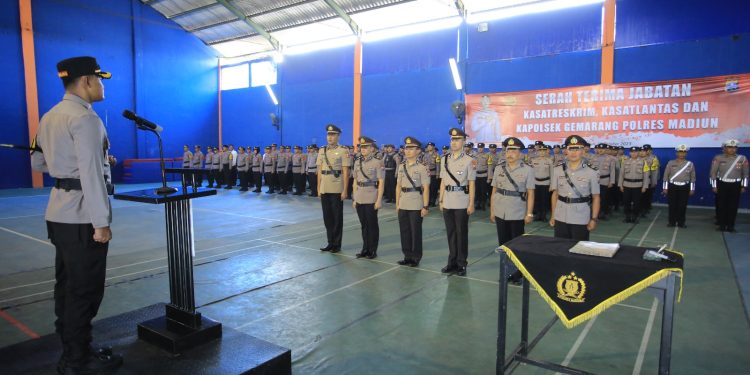 Kapolres Madiun Lantik  Dua Kasat dan Satu Kapolsek Dengan Penuh Haru.