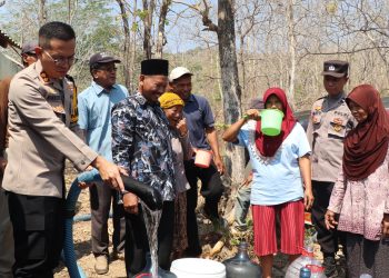 Polisi dan TNI Datang Saat Kemarau Panjang Warga Desa Krebet di Ponorogo Riang