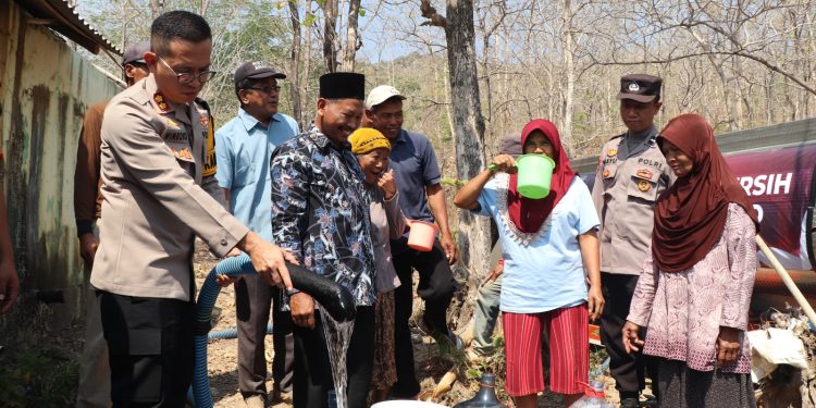 Polisi dan TNI Datang Saat Kemarau Panjang Warga Desa Krebet di Ponorogo Riang