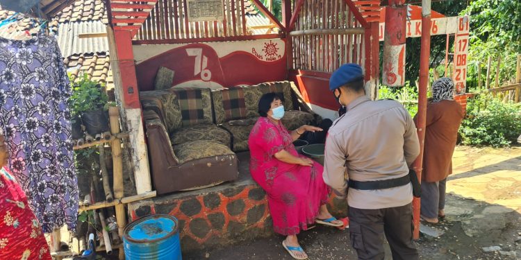 PATROLI SAMBANG SAT  BRIMOB POLDA JABAR BERIKAN PESAN KAMTIBMAS KEPADA MASYARAKAT