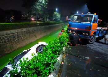 Kabid Humas Polda Jabar : Hilang Kendali Satu Mobil Masuk Kedalam Sebuah Saluran Air di Cileungsi Bogor