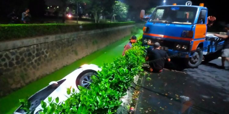 Kabid Humas Polda Jabar : Hilang Kendali Satu Mobil Masuk Kedalam Sebuah Saluran Air di Cileungsi Bogor