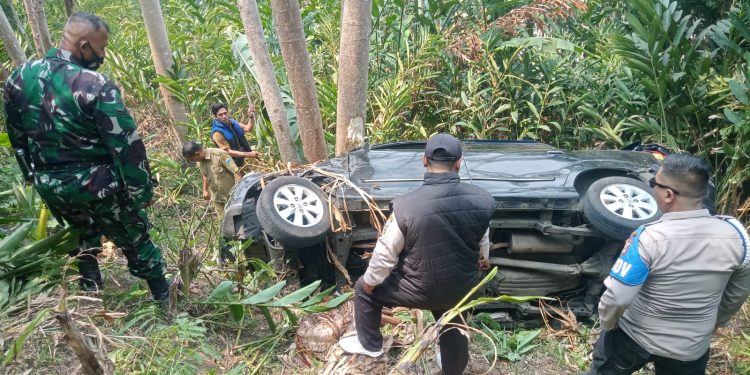 Kabid Humas Polda Jabar : Evakuasi Kecelakaan Tunggal Mobil Yang Terperosok Ke Jurang