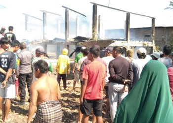 Sijago Merah Mengamuk,Dua Unik Rumah Panggung Di Desa Karelayu Ludes Terbakar