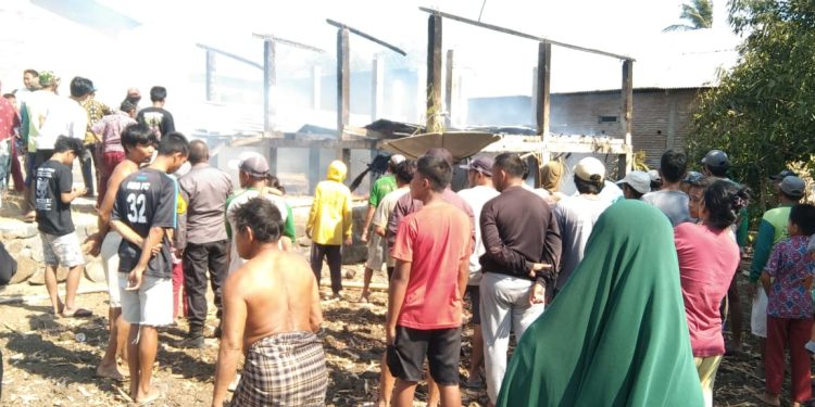 Sijago Merah Mengamuk,Dua Unik Rumah Panggung Di Desa Karelayu Ludes Terbakar