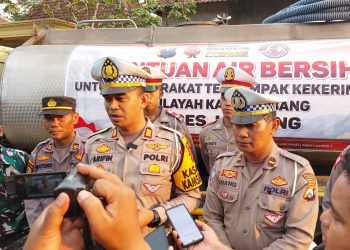 Polisi Bantu 14 Ribu Liter Air dan Sembako pada Warga Terdampak Kekeringan di Jombang