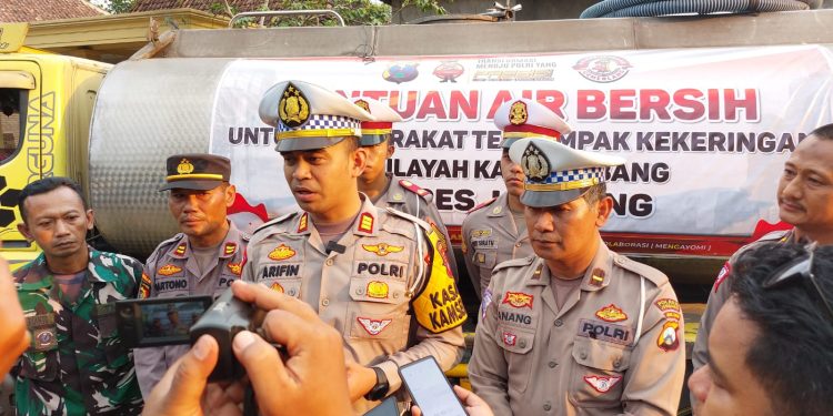 Polisi Bantu 14 Ribu Liter Air dan Sembako pada Warga Terdampak Kekeringan di Jombang