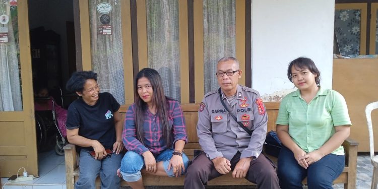 Kabid Humas Polda Jabar : Ops Mantap Brata, Polisi  Datangi Warga Dusun Cikondang Beri Imbauan Kamtibmas