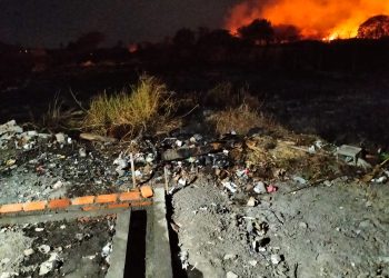 Gercep Polisi dan Petugas Damkar Berhasil Padamkan Kebakaran Lahan Alang-alang di Bandara Banyuwangi